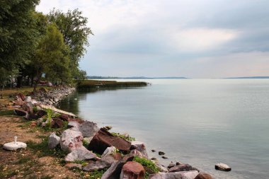 Macaristan 'da Balaton Gölü. Yağmurlu bir günde yaz manzarası. Balatonszepezd, Macaristan.