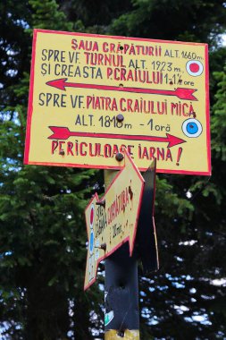 PIATRA KRAIULUI, ROMANIA - 22 AĞUSTOS 2012: Romanya 'daki Piatra Craiului Ulusal Parkı' ndaki Saua Crapaturii 'de yürüyüş izleri el boyama işareti.