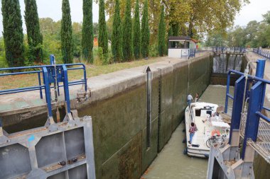 BEZIERS, FRANCE - 3 EKİM 2021: Fransa 'daki tarihi Canal du Midi kanalında tekne kilitleri. Canal du Midi UNESCO 'nun Dünya Mirası Bölgesi.