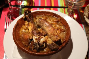 Carcassonne, Fransa 'ya özgü yavaş pişmiş güveç yahnisi. Ördek bacağı ve sosis fasulyeyle harmanlanmış..
