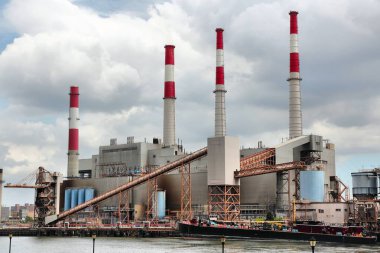 Queens, New York 'taki Long Island City' de Ravenswood Elektrik Santrali. Petrol ve doğalgazla çalışıyor..