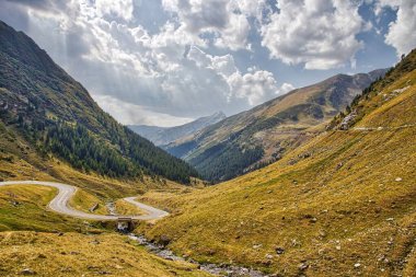 Transfagarasan Otoyolu - Romanya 'nın Fagaras Dağları' ndaki dağ yolu.