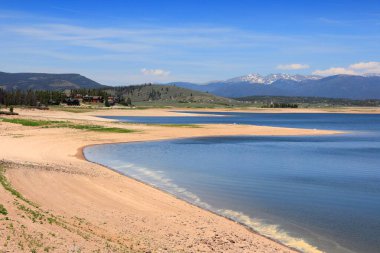 Colorado manzara - Rocky Dağları ile göl Granby görünümünde arka plan. Arapaho Ulusal rekreasyon alanı parçası.