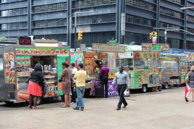 NEW YORK, ABD - 2 Temmuz 2013: İnsanlar Aşağı Manhattan, New York 'taki yemek kamyonlarını ziyaret ettiler.