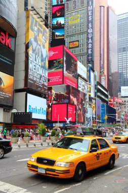 NEW YORK, ABD - 3 Temmuz 2013: New York Times Meydanı 'nda sarı taksi. Broadway ve 7. Cadde kavşağındaki meydan ünlü bir New York simgesidir..