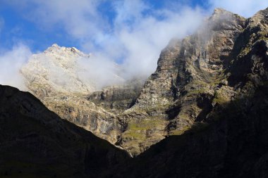 Fransa 'daki Pyrenees Ulusal Parkı' ndaki Cirque de Gavarnie dağ vadisinden dramatik bir dağ manzarası..