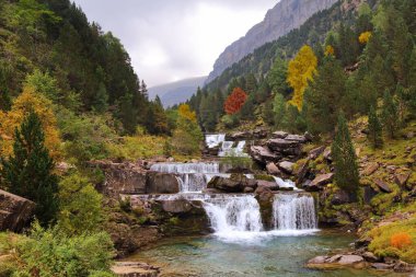 İspanya 'nın dağlarında şelaleler. İspanyol Pirenesi 'ndeki Ordesa vadisi. Ordesa y Monte Perdido Ulusal Parkı 'nda sonbahar.