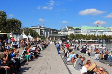 Hamburg, Almanya - Ağustos 28, 2014: Hamburg Binnenalster'de ofis binası Gölü ziyaret. 1,7 milyon kişi ile hamburg Almanya ikinci büyük kenti olduğunu..