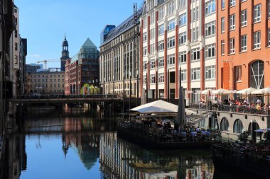 HAMBURG, ALMANY - 28 AĞUSTOS 2014: İnsanlar Hamburg 'daki Kleine Alster Kanalı' nı ziyaret ediyor. 1.7 milyon nüfusuyla Hamburg Almanya 'nın ikinci büyük şehridir..