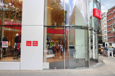 BERLİN, GERMANY - 27 AĞUSTOS 2014: Berlin 'deki ünlü Kurfurstendamm (Ku' Damm) Bulvarı 'ndaki Uniqlo moda mağazasında insanlar alışveriş yapıyor.