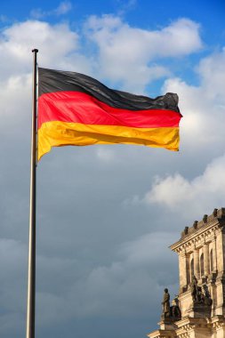 Alman bayrağı ve Reichstag Binası, Alman Parlamento Binası. Berlin, Almanya.