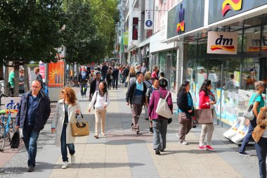 BERLİN, GERMANY - 27 AĞUSTOS 2014: Berlin 'de insanlar Tauentzienstrasse' yi ziyaret ediyor. Berlin, 3,5 milyonluk nüfusuyla Almanya 'nın en büyük şehridir..