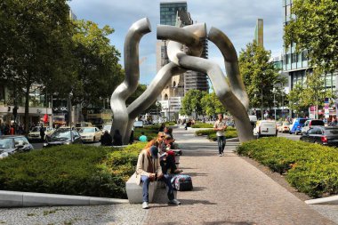 BERLİN, GERMANY - 27 AĞUSTOS 2014: Berlin 'de insanlar Tauentzienstrasse' yi ziyaret ediyor. Berlin, 3,5 milyonluk nüfusuyla Almanya 'nın en büyük şehridir..