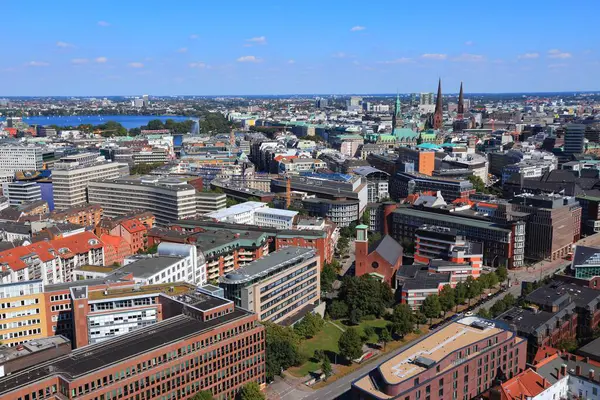 Hamburg, Almanya. Yazın şehir silueti hava görüntüsü.