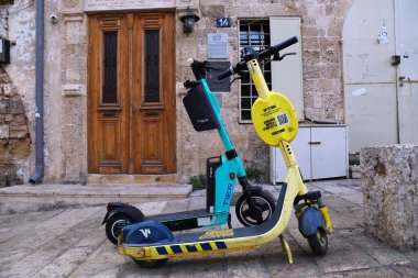 TEL AVIV, ISRAEL - 2 Kasım 2022: Yango ve Tier elektrikli scooterları Tel Aviv, İsrail 'de park halinde. Tel Aviv-Yafo İsrail 'in ekonomik merkezidir..