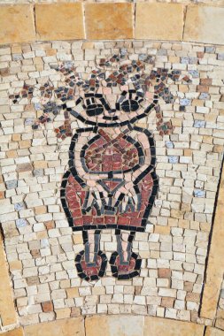 TEL AVIV, ISRAEL - NOVEMBER 2, 2022: İsrail 'in Tel Aviv kentindeki Jaffa Eski Kasabası' ndaki Dilek Köprüsü yakınlarında Başak burcu işareti mozaiği. Kamu alanı zodiac mozaiği heykeltıraş Ruth Zarfati tarafından yapıldı..
