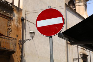 Giriş yasağı işareti yok. İtalya, Catania 'da yol tabelası.