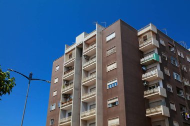 Sicilya, İtalya 'daki Syracuse şehrinde. Genel ikametgah, ortalama modern apartman.
