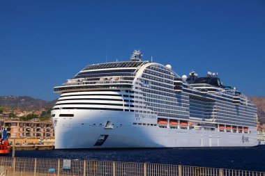MESSINA, İtalya - 13 Ağustos 2024: MSC Dünya Europa yolcu gemisi Messina, İtalya 'yı ziyaret etti. MSC World Europa dünyanın en büyük yolcu gemilerinden biridir..