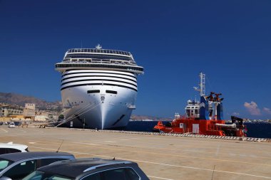 MESSINA, İtalya - 13 Ağustos 2024: MSC Dünya Europa yolcu gemisi Messina, İtalya 'yı ziyaret etti. MSC World Europa dünyanın en büyük yolcu gemilerinden biridir..