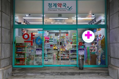 SEOUL, Güney Kore - 6 Nisan 2023: Seul 'deki Cheonggye Eczanesi.