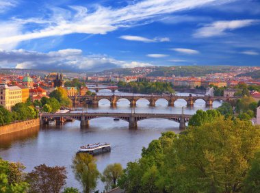 Vltava nehri üzerinde köprüleri olan Prag şehri manzarası. Prag şehirleri, Çek Cumhuriyeti.