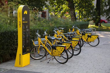 TARNOWSKIE GORY, POLAND - 28 AĞUSTOS 2024: Tarnowskie Gory, Polonya 'da bisiklet kiralama istasyonu. Metrosu Nextbike tarafından çalıştırılır.