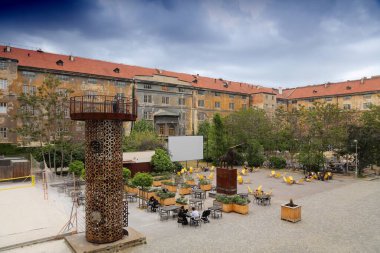 PRAG, CZECH REPUBLIC - 3 Mayıs 2024: İnsanlar Prag, Çek Cumhuriyeti 'ndeki Karlin Kışlası' nı (Kasarna Karlin) ziyaret etti.