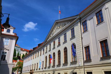 Çek Cumhuriyeti Parlamentosu. Prag tarihi - Thun Sarayı (Thunovsky Palac). Bina Çek Cumhuriyeti Milletvekilleri Meclisi 'ne, parlamentonun alt meclisine ev sahipliği yapıyor..