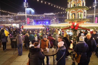 KATOWICE, POLAND - 7 HAZİRAN 2023: İnsanlar Polonya 'nın Katowice kentindeki Noel Pazarı' ndaki gıda standlarını ziyaret ediyor.