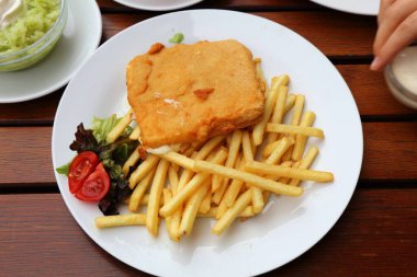 Çek mutfağı zımbası - kızarmış peynir (smazeny syr) ve patates kızartması..