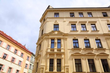 Prag sokak manzarası. Çek Cumhuriyeti Prag 'ın Zizkov ilçesinde mimarlık.