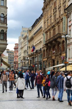 PRAG, CZECH Cumhuriyet - 3 Mayıs 2024: Çek Cumhuriyeti Prag 'da Na Prikope alışveriş caddesini ziyaret edenler.