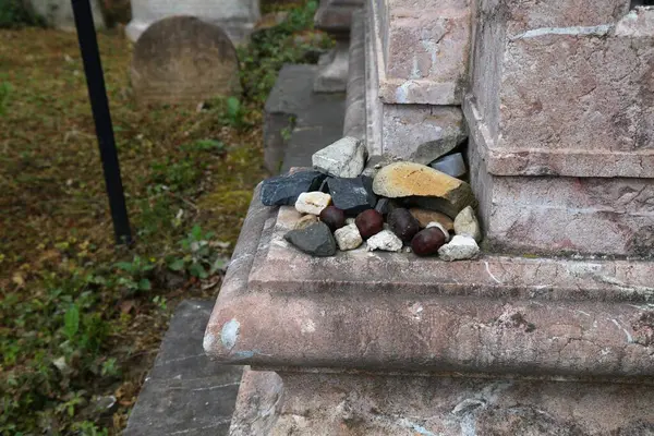 stock image Visitation stones at Old Jewish Cemetery in Zizkov district in Prague, Czech Republic. Visitation stones are placed on graves by visitors according to Jewish bereavement practices.