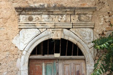 Yunanistan 'ın Girit adasındaki Rethymnon kasabasındaki eski taş kapı kapısı.