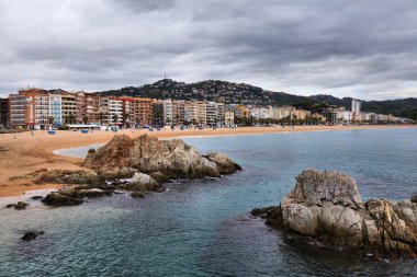 İspanya 'daki Lloret de Mar plaj şehri. Bulutlu ve yağmurlu bir günde görünüm.