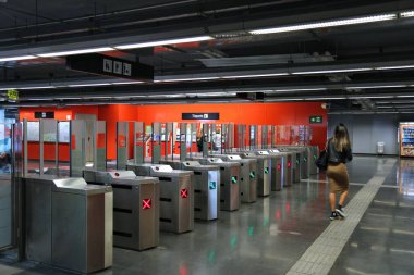 BARCELONA, İspanya - 6 Ekim 2021: İspanya Barselona Metro 'da bilet kontrol kapıları. Barselona Metro bir hızlı ulaşım ağıdır..