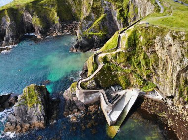 İrlanda 'nın Kerry ilçesindeki Dunquin İskelesi. İnsansız hava aracı bakış açısı. Dingle Yarımadası 'nın yaz manzarası. Vahşi Atlantik yolunun bir parçası.