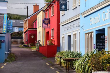 DİNGLE, IRELAND - 1 HAZİRAN 2024: İrlanda Kerry ilçesinin Dingle Yarımadası 'ndaki Dingle kasabasının renkli sokakları.
