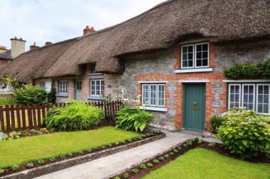 İrlanda 'nın Limerick ilçesindeki Adare köyünün çatıları. Adare bir miras kasabası olarak gösterilir..