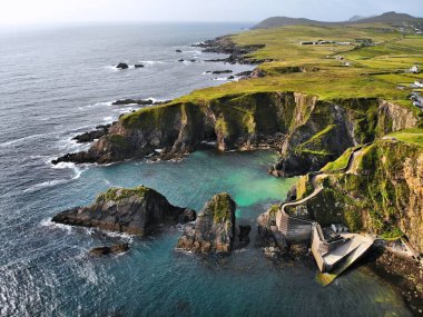 İrlanda 'nın Kerry ilçesindeki Dunquin İskelesi. İnsansız hava aracı bakış açısı. Dingle Yarımadası 'nın yaz manzarası. Vahşi Atlantik yolunun bir parçası.