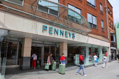 Limerick, İrlanda 'da Penneys Moda Dükkanı, 30 Haziran 2024. Penneys Primark Limited Mağazaları 'nın bir parçası..