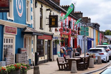 ADARE, IRELAND - 30 Haziran 2024 İnsanlar İrlanda 'nın Limerick ilçesindeki Adare köyünü ziyaret ediyor. Adare bir miras kasabası olarak gösterilir..