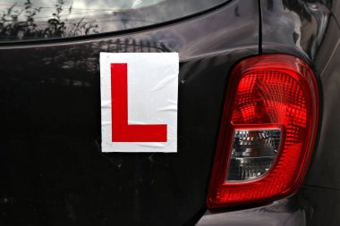 İrlanda 'da bir arabanın L plakalı sürücüsü..