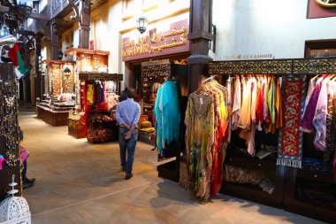 Dubai, Birleşik Arap Emirlikleri - 23 Kasım 2017: Souk Madinat Jumeirah de Dubai, insanlar Dükkanı. Madinat Jumeirah resort, geleneksel Arap tarzı çarşı bir parçasıdır.