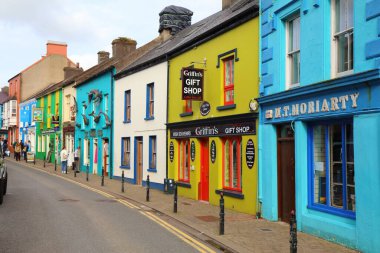 DİNGLE, IRELAND - 1 HAZİRAN 2024: İrlanda Kerry ilçesindeki Dingle Yarımadası 'ndaki Dingle kasabasının renkli ana caddesini ziyaret edenler.