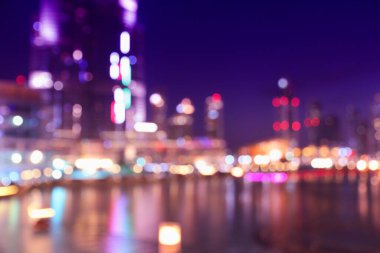 Gece lambaları arka planda - Dubai şehrinin odağını dağıttı. Bulanık neonlar.