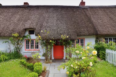İrlanda 'nın Limerick ilçesindeki Adare köyünün çatısında. Adare bir miras kasabası olarak gösterilir..