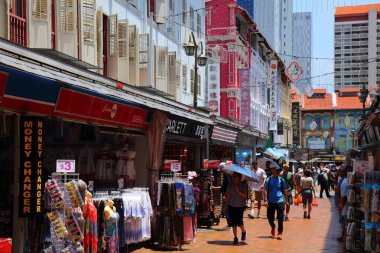 SINGAPORE ŞEHRİ, SINGAPORE - 13 Mart 2024: İnsanlar Singapur 'un Çin Mahallesi' ndeki bir alışveriş caddesini ziyaret ediyor.