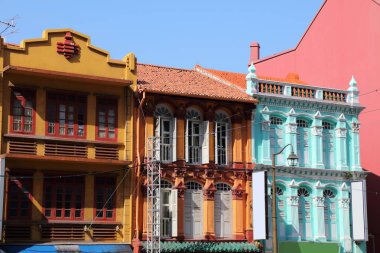 Singapur Çin Mahallesi - eski sömürge mimarisi. Singapur şehrinin renkli pencereleri.